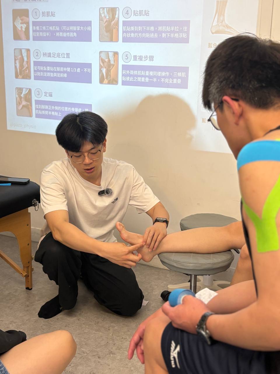 老師跪地示範貼紮